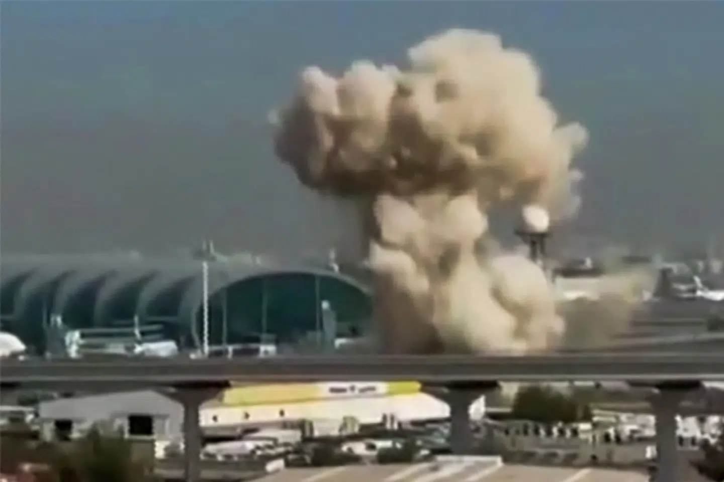 Et billede fra videomateriale delt på sociale medier viser røg stige op fra et sted i Dubais internationale lufthavn 7. marts efter et droneangreb. Søndag aften lander et særfly med danskere om bord efter planen i København fra Dubai. (Arkivfoto).