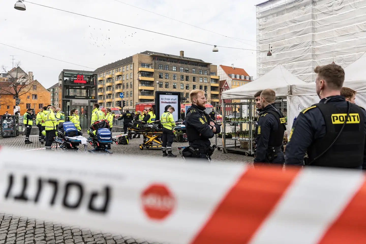 Beredskabet er søndag først på eftermiddagen til stede omkring Christianshavn Station i København.