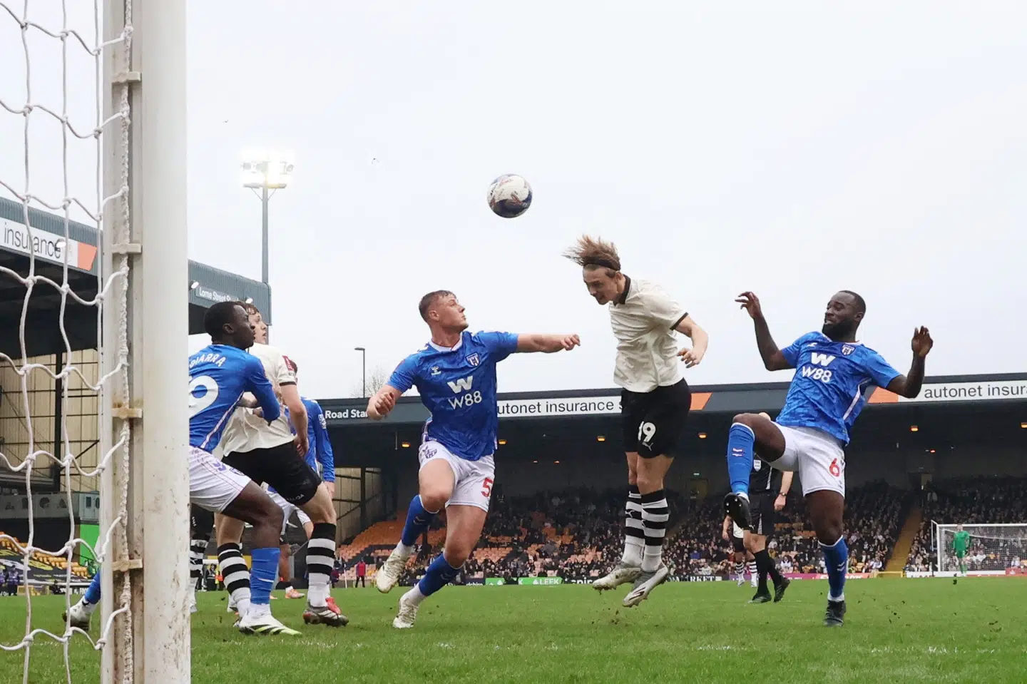 Ben Waine stod for kampens enlige scoring, da han headede Port Vale foran i løbet af første halvleg.