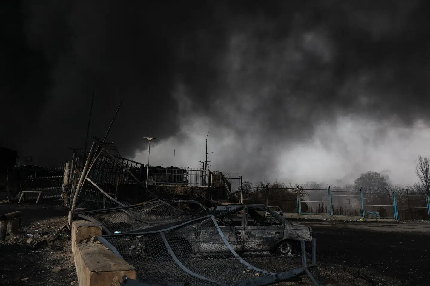 Søndag var i forvejen en grå dag i Teheran, og det blev kun mørkere af røgskyerne fra nattens angreb på oliedepoter.