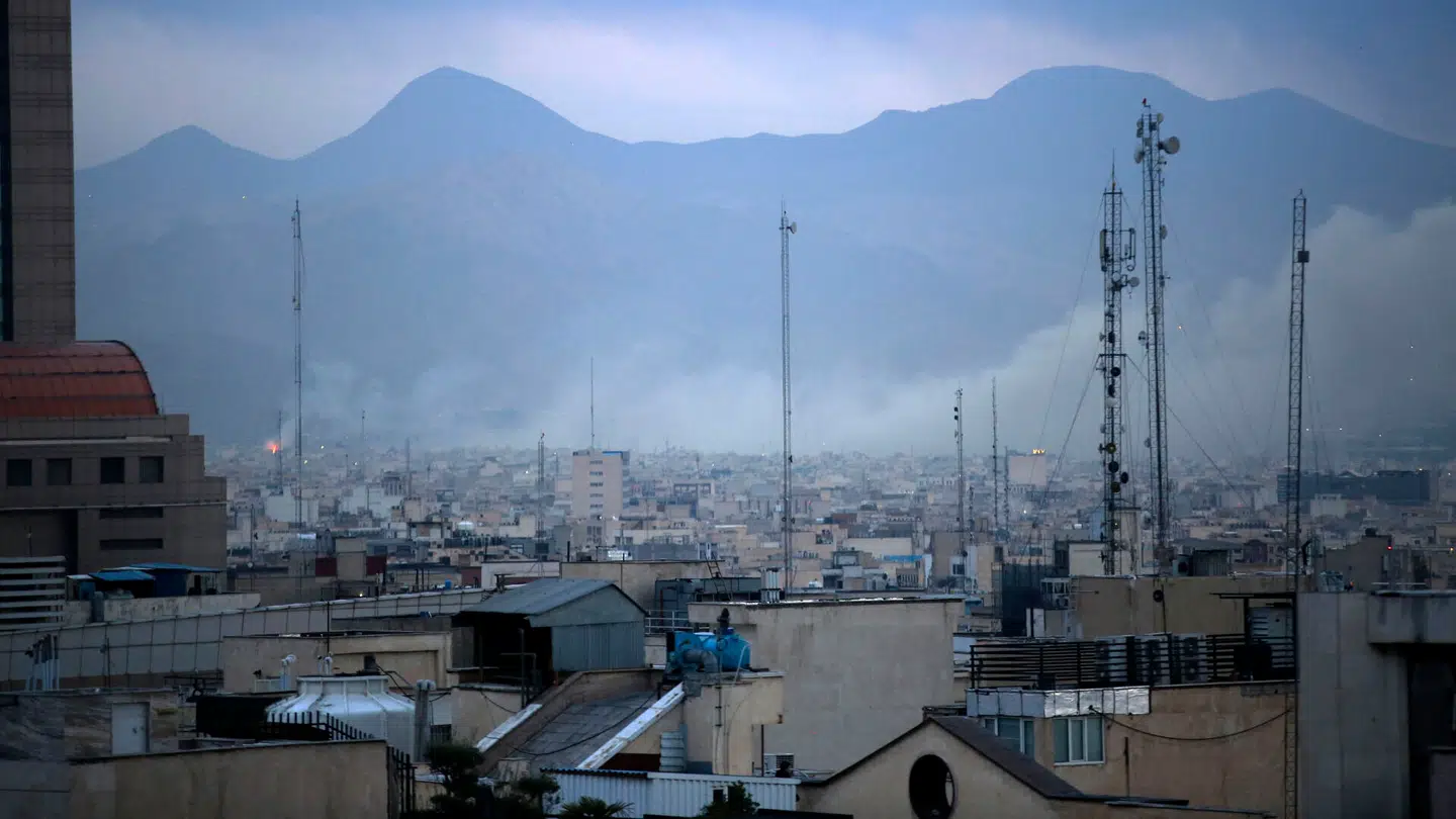 Her ses røg fra Irans hovedstad natten til søndag.