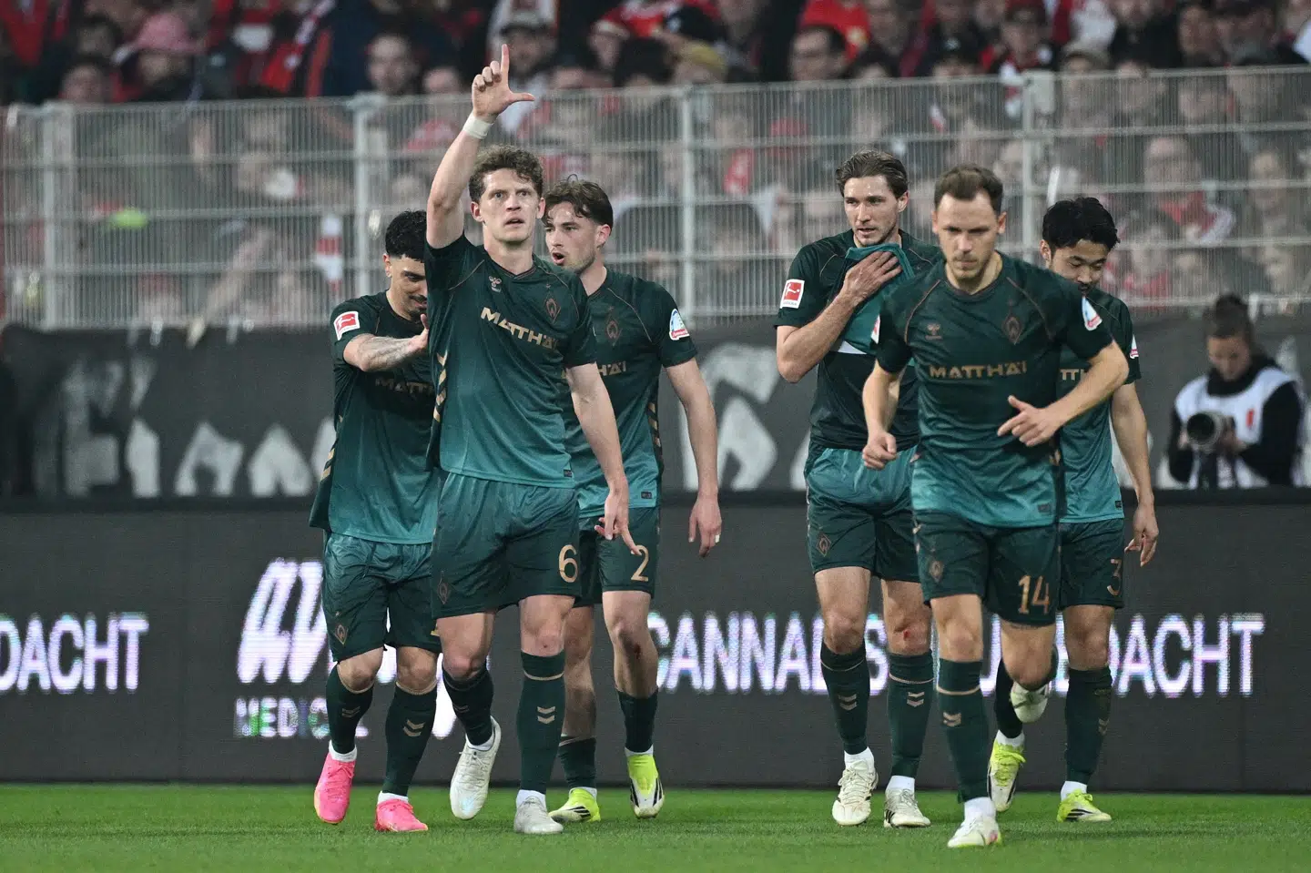 Jens Stage (med nummer 6) scorede sit syvende ligamål i sæsonen i Bremens storsejr over Union Berlin.