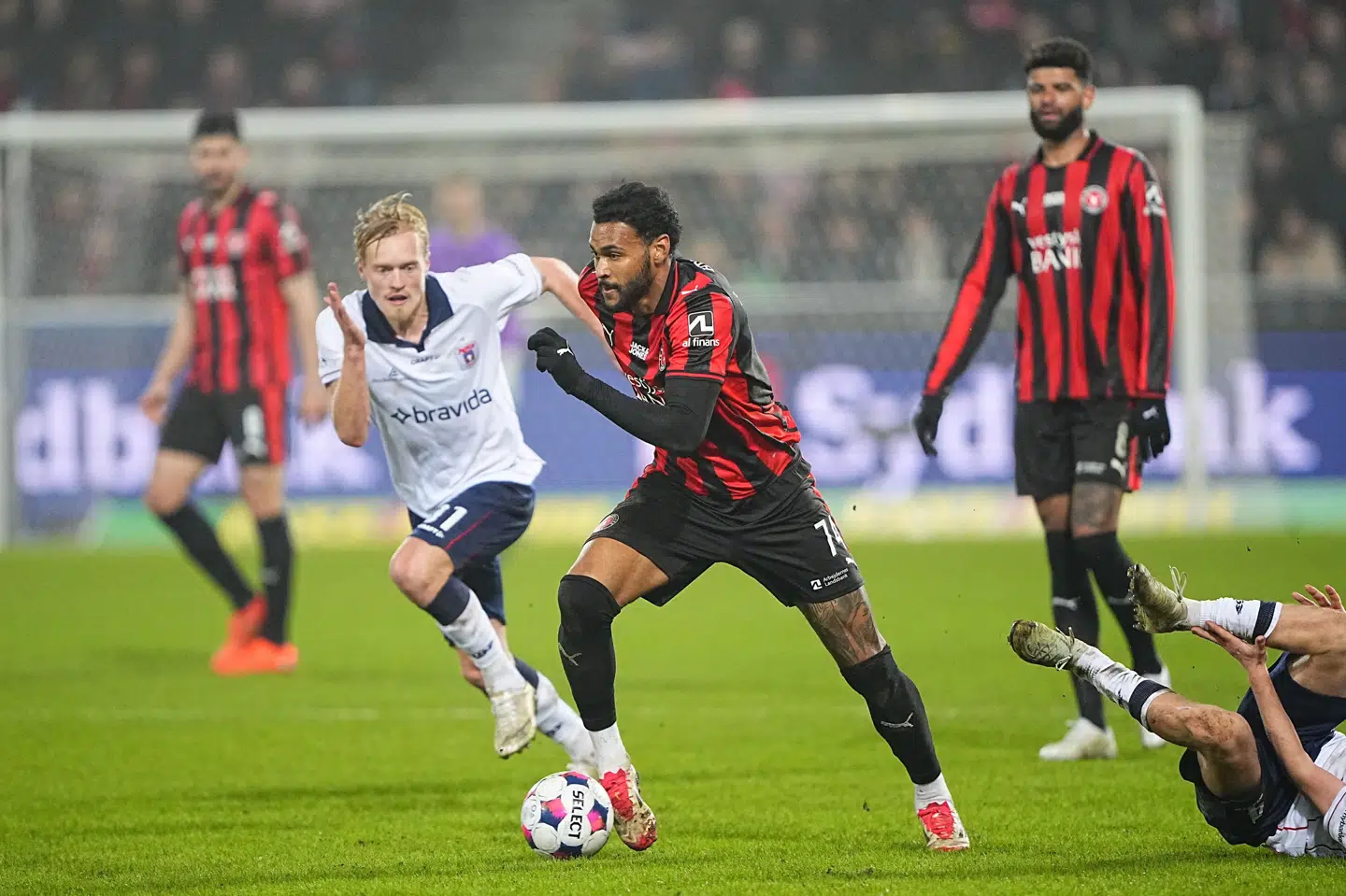 Junior Brumado (til højre) blev helt på MCH Arena med sin udligning til 1-1. Tobias Bech (til venstre) scorede for gæsterne.