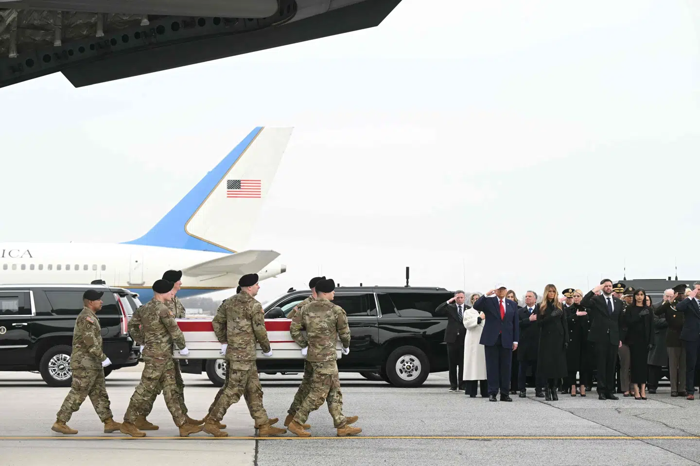 Præsident Donald Trump var til stede, da man lørdag modtog seks amerikanske soldater, der er blevet dræbt i forbindelse med USA's militæroperation i Iran. Siden er dødstallet blevet opjusteret til syv.