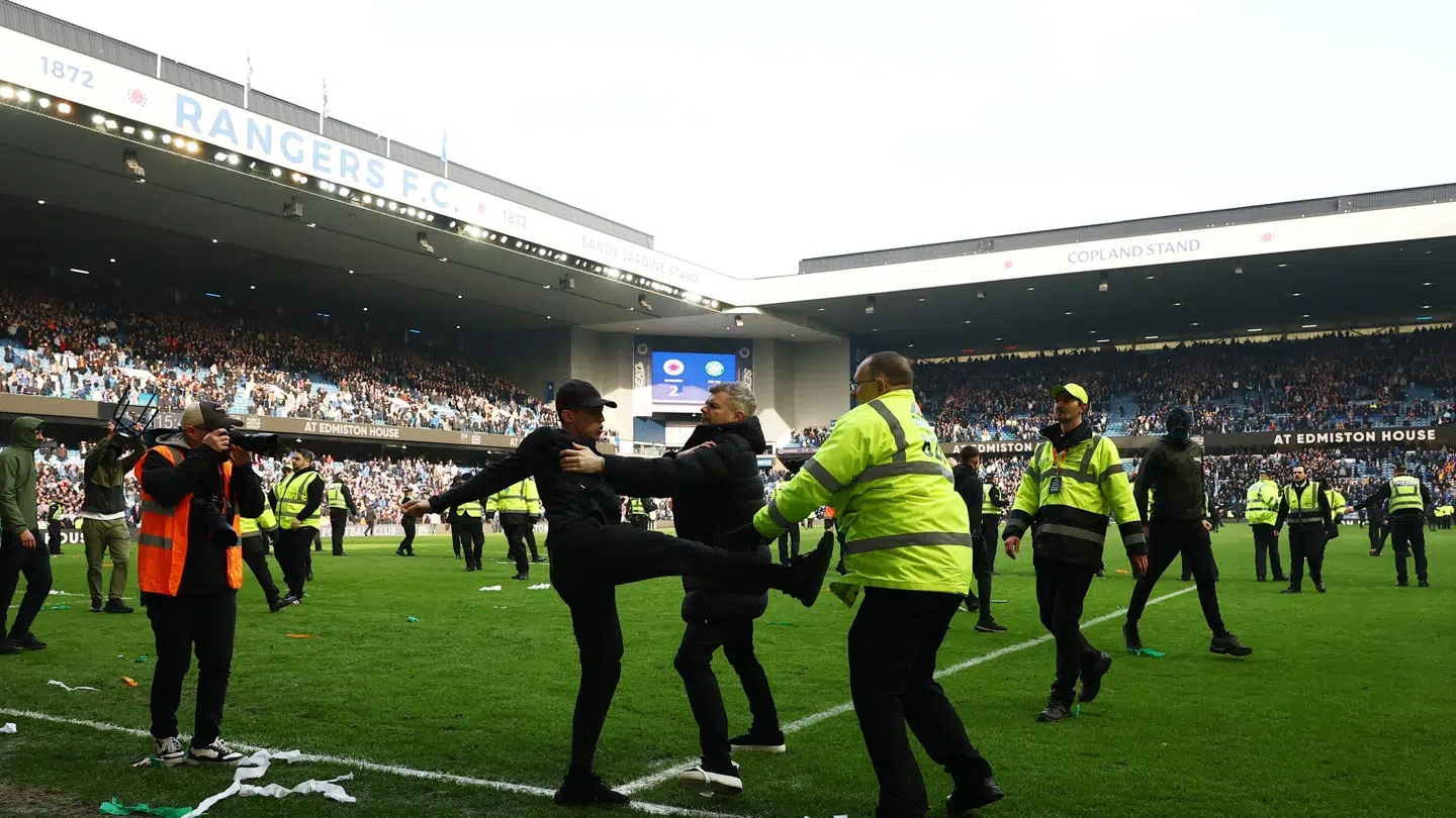 Tilskuere stormede banen ved slutfløjt efter søndagens kamp mellem Rangers og Celtic.