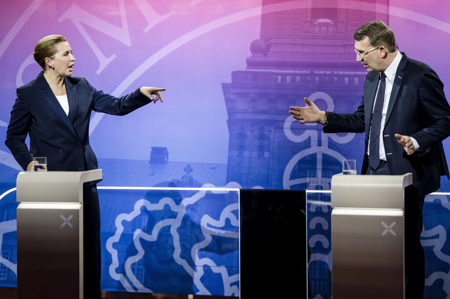 Statsministerkandidaterne Mette Frederiksen (S) og Troels Lund Poulsen (V) ses under debat på TV 2 i Storms Parkhus i Odense søndag. Der afholdes folketingsvalg den 24. marts.