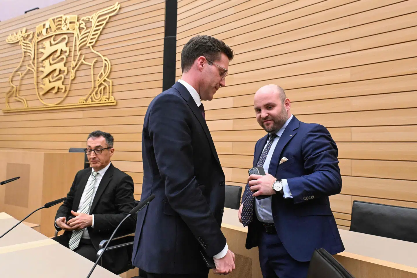 Fra venstre ses De Grønnes Cem Özdemir, CDU's Manuel Hagel og AfD's Markus Frohnmaier, efter at exit polls søndag blev offentliggjort for valget i den tyske delstat Baden-Württemberg.