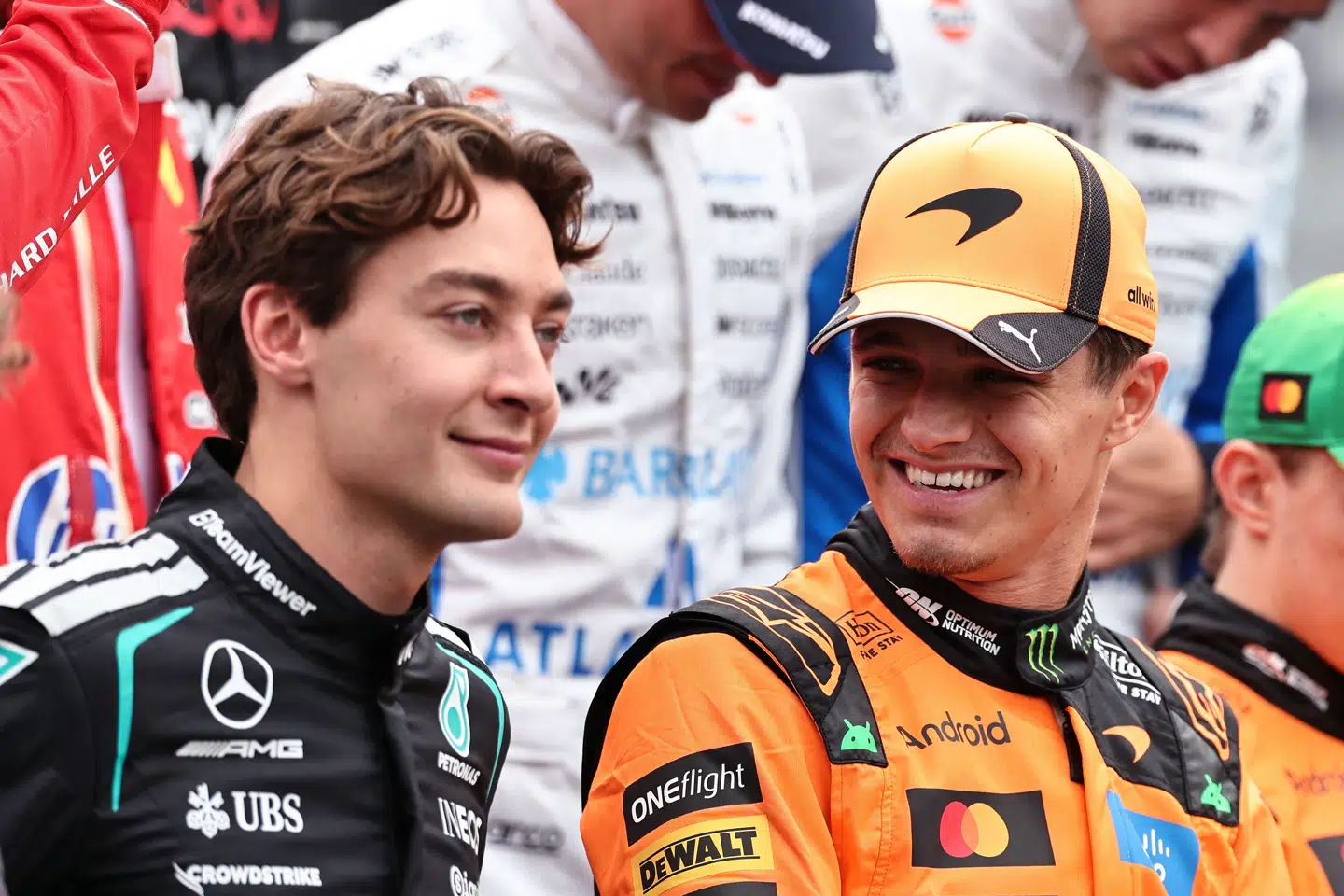 Lando Norris (til højre) smilede før weekendens løb, men smilet var tørret væk efter premieren. George Russell (til venstre) giver ikke så meget for sin landsmands kritik.