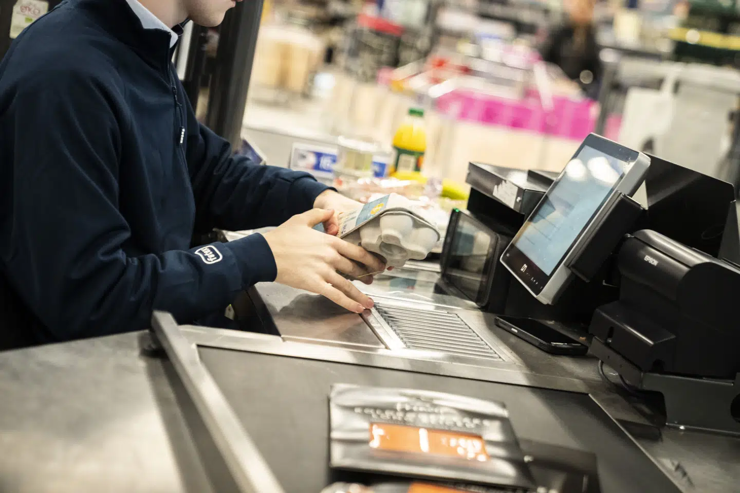 På grund af den stigende oliepris kan det snart blive endnu dyrere at fylde indkøbskurven i et dansk supermarked. (Arkivfoto).