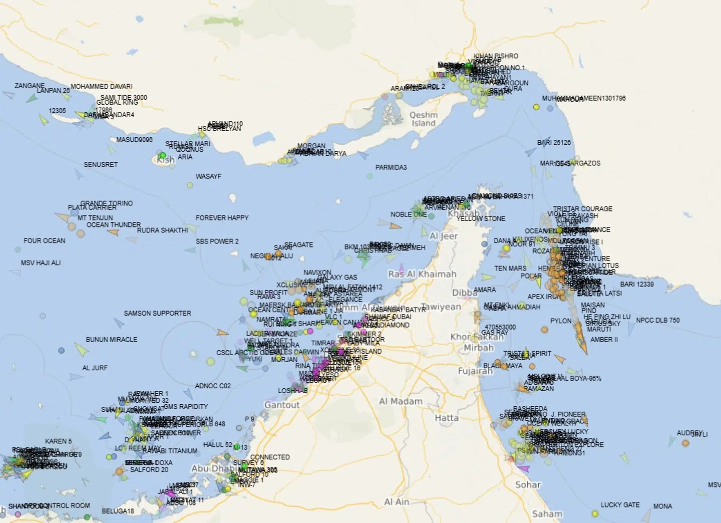 På skibstrackin-sites som Vesselfinder kan man se, hvordan dusinvis af tankskibe ligger stille før og efter Hormuzstrædet. Nærmest intet skibstrafik bevæger sig gennem det vigtige stræde.