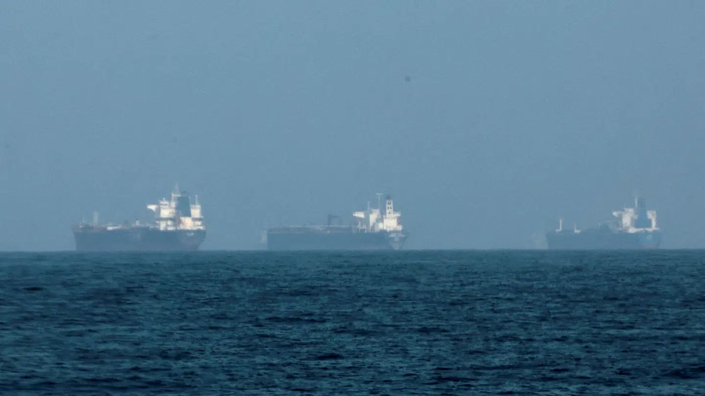 Tankskibe nær Iran i venteposition, mens Hormuzstrædet de facto er lukket ned og panikken er ved at sprede sig på globalt plan.