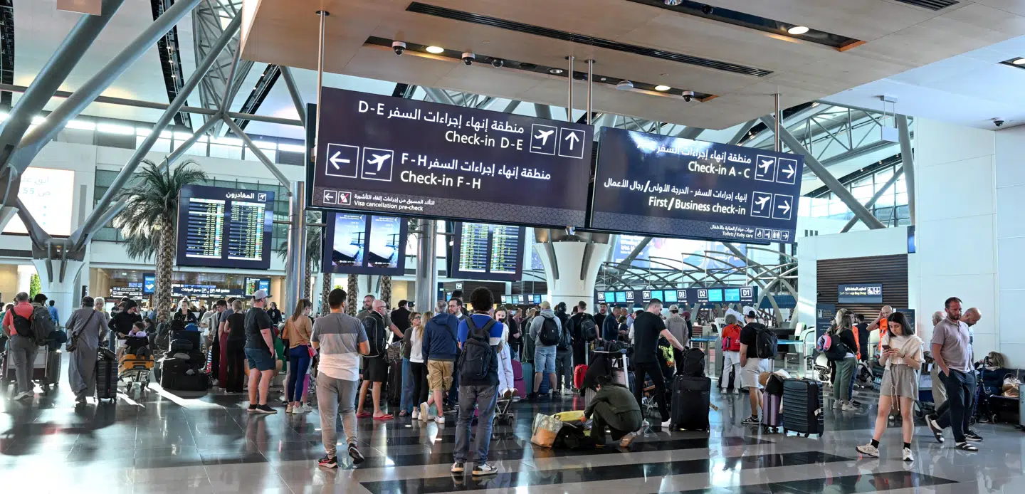 Passagerer venter i Muscat International Airport i Oman. Lufthavnen er en af de få, som har fungeret under krigen, om end der også her er begrænsninger i flyvningerne.