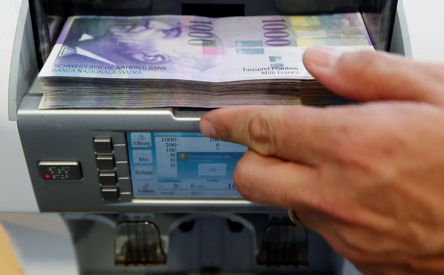 Pengesedler og mønter er en folkeret, hvis man er schweizer, og det skrives nu ind i forfatningen. Schweizerne har masser af kontanter gemt derhjemme, blandt andet fordi de har en af verdens største pengesedler på 1.000 schweizerfrancs.