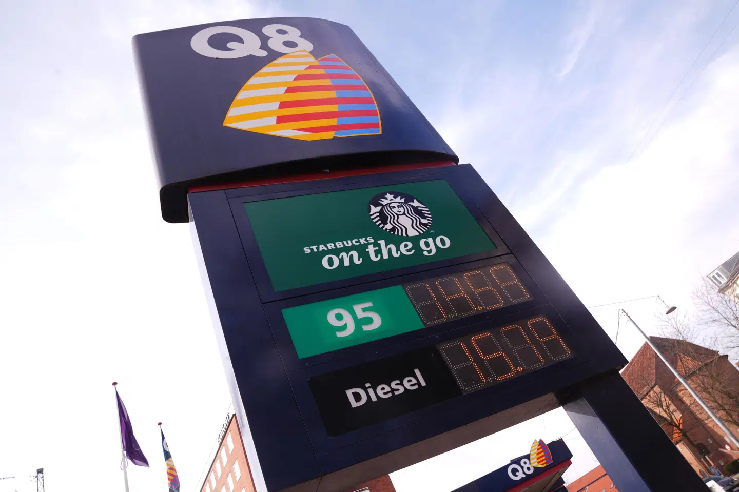 Benzinpriser på tankstation ved Vibenshus Runddel i København mandag den 9. marts 2026. De danske benzinpriser er steget cirka en krone over de sidste ti dage. Olieprisen rammer højeste niveau siden Ruslands invasion af Ukraine.