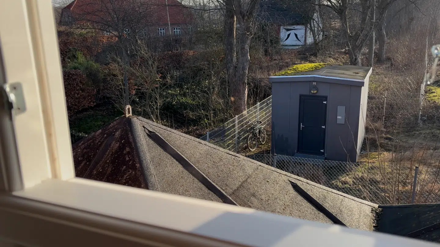 Brian Ellegaard fortæller, at der bag dette skur bliver solgt stoffer.