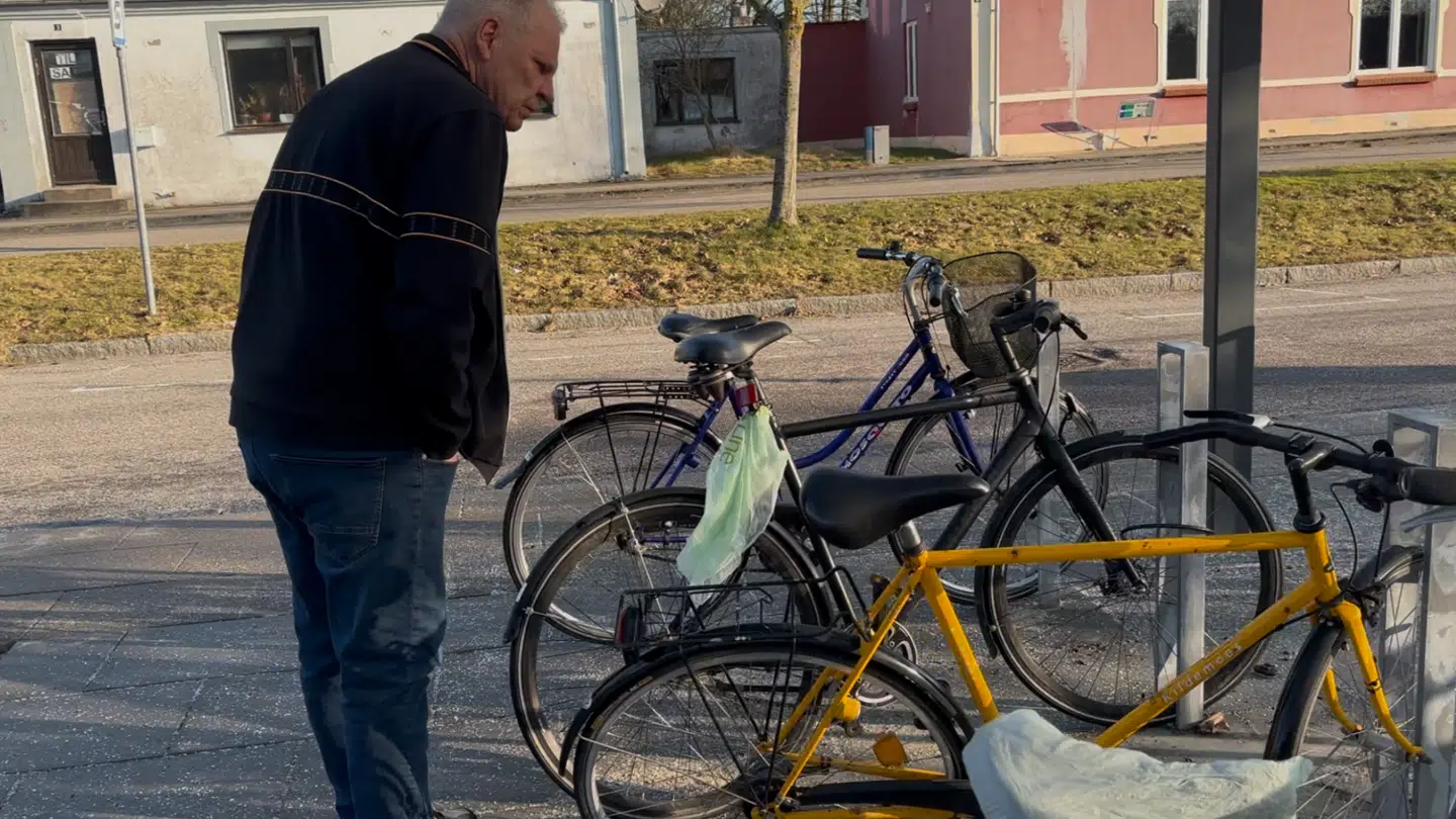 På en tur ned til cykelskuret forsøger Brian Ellegaard at genkende nogle af de cykler, han gennem tiden har set blevet stjålet.
