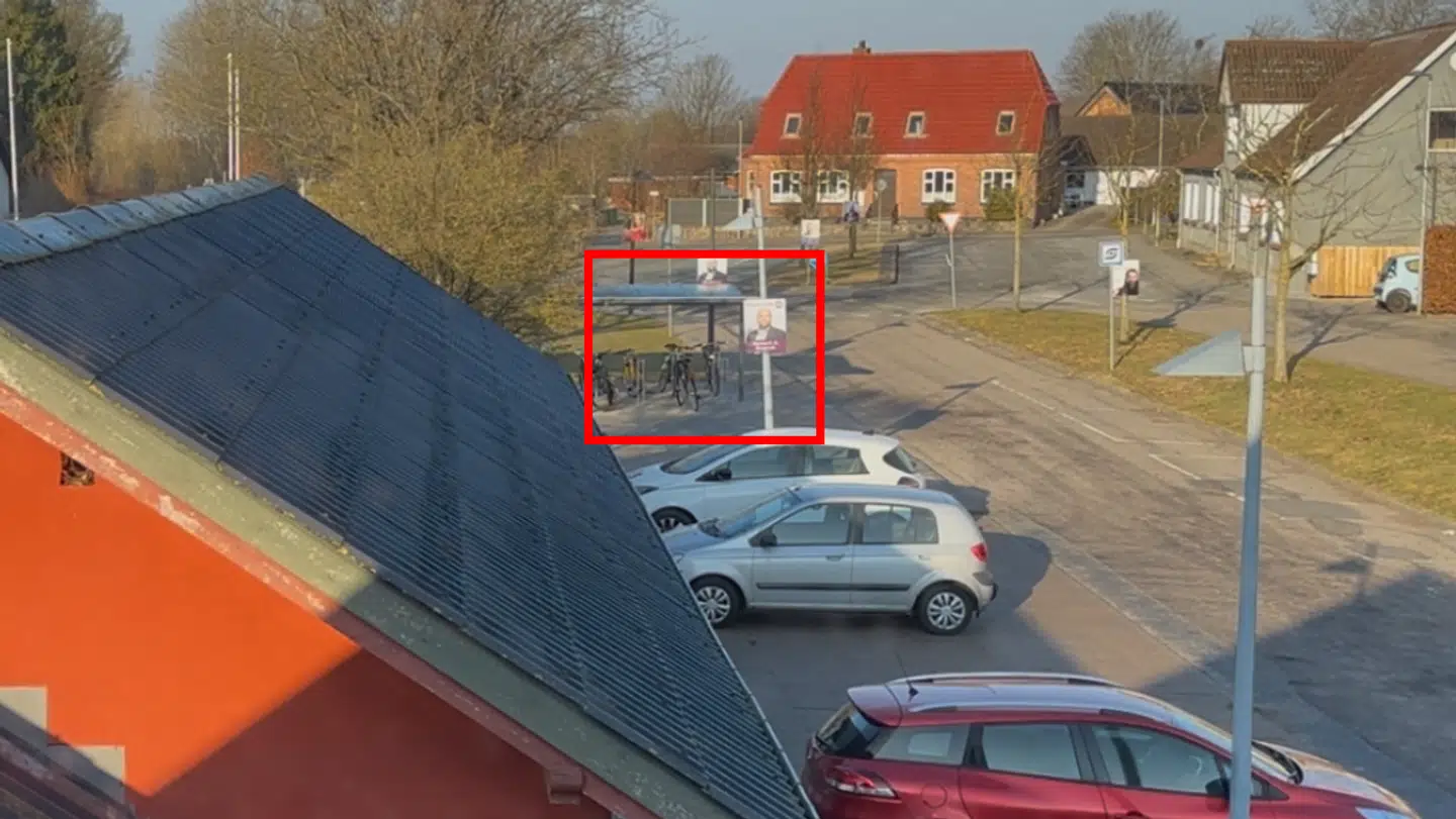 Udsigten fra Brian Ellegaard kontor, hvor de kan holde øje med stationens cykelskur.