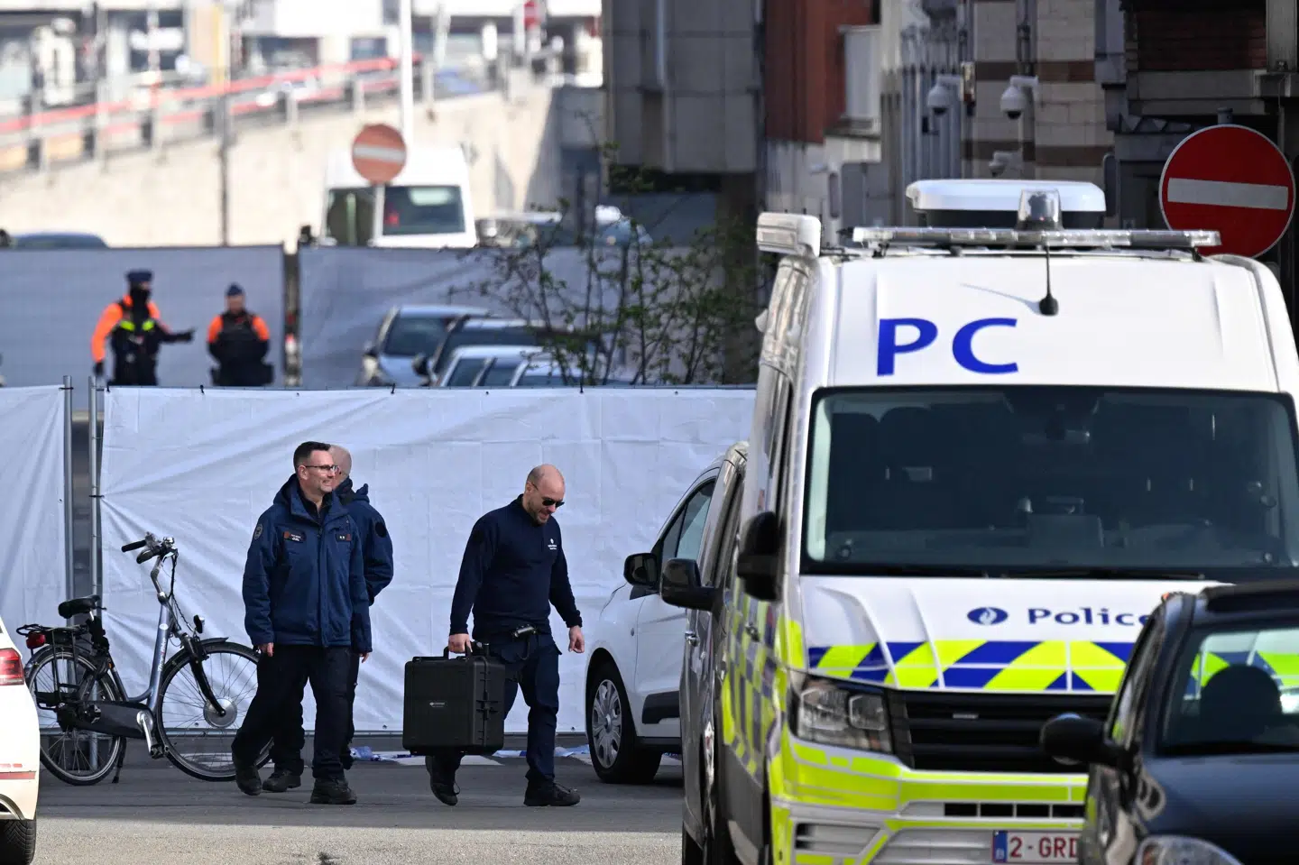 Belgisk politi i gang med efterforskningen ved en synagoge, der mandag blev ramt af en eksplosion.