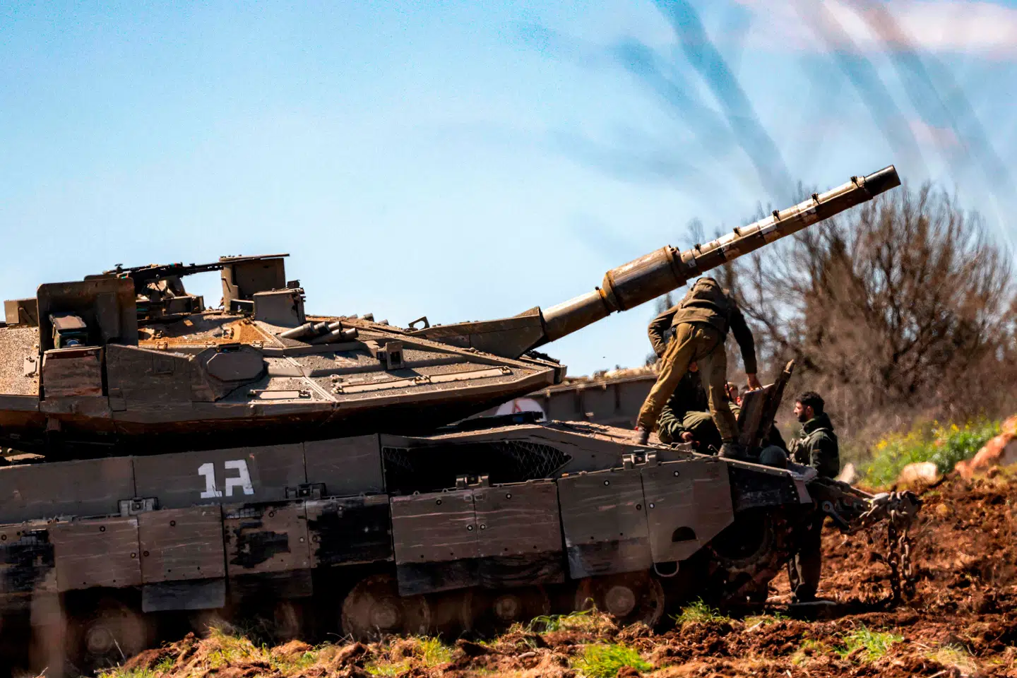 En israelsk hærsoldat står på en Merkava-kampvogn, der er udstationeret på en position i Øvre Galilæa i det nordlige Israel nær grænsen til Libanon den 9. marts 2026. Israels militær begyndte at angribe det sydlige Libanon den 4. marts efter at have opfordret til evakuering af alle områder syd for landets Litani-flod. Libanon blev trukket ind i krigen i Mellemøsten, da den iransk-støttede militante gruppe Hezbollah angreb Israel som reaktion på drabet på Irans øverste leder under amerikansk-israelske angreb.