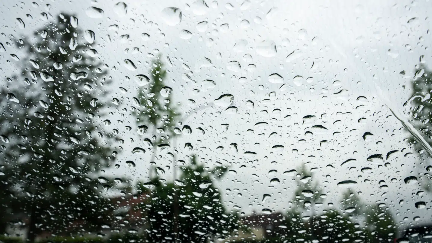 Hele landet kan se frem til fald i temperaturer og regnvejr.