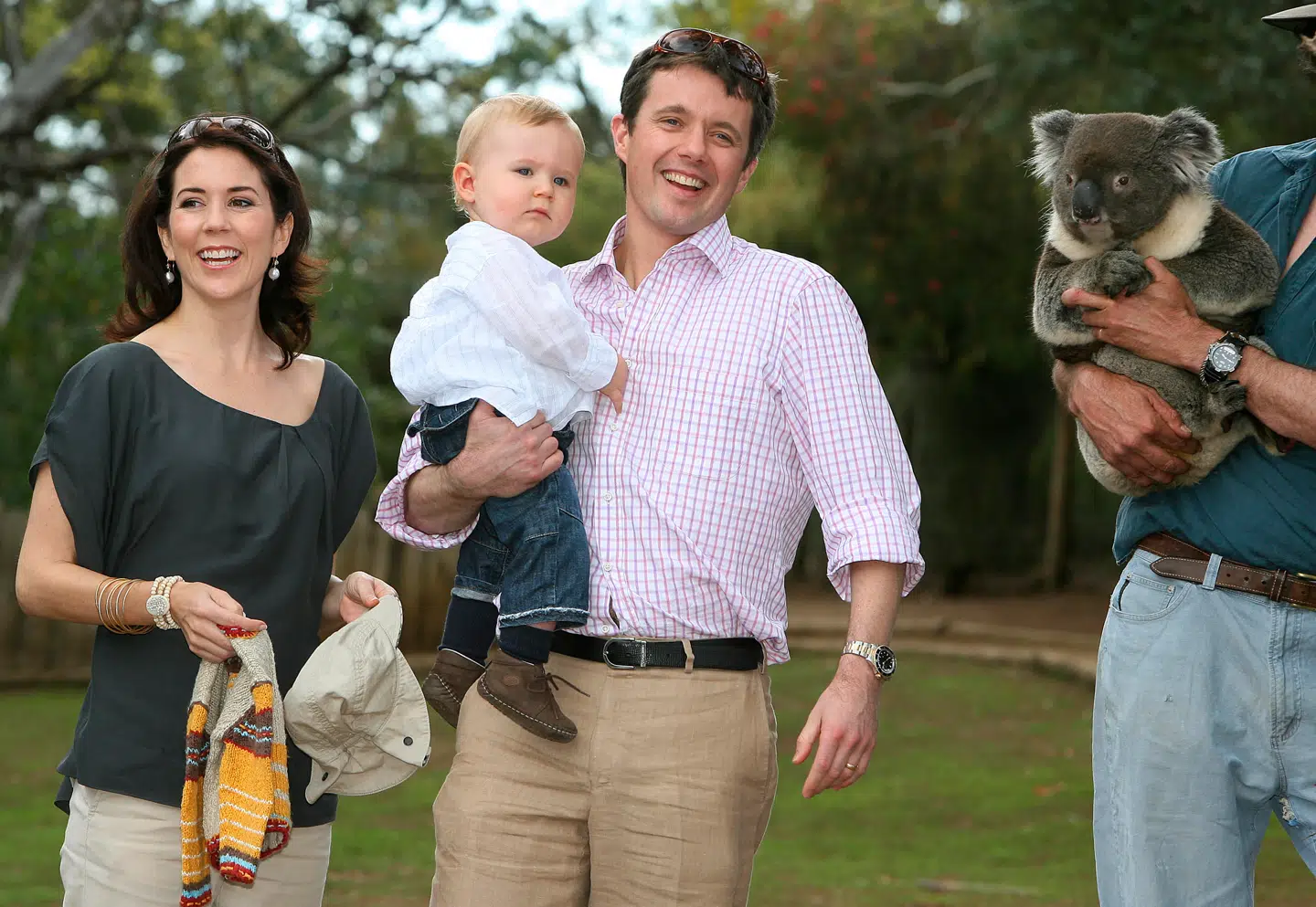 Kong Frederik og dronning Mary med en lille kronprins Christian på armen under et besøg i Hobart, Tasmanien, i 2006.