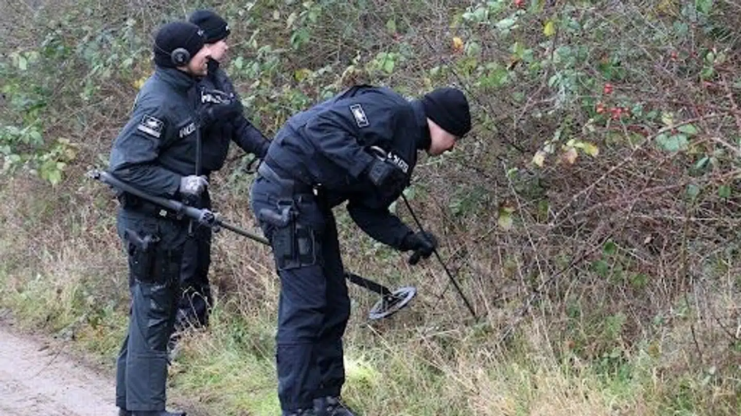Efter fundet af den otteårige drengs forbrændte lig satte tysk politi en større eftersøgning i gang nær findestedet efter mulige spor.