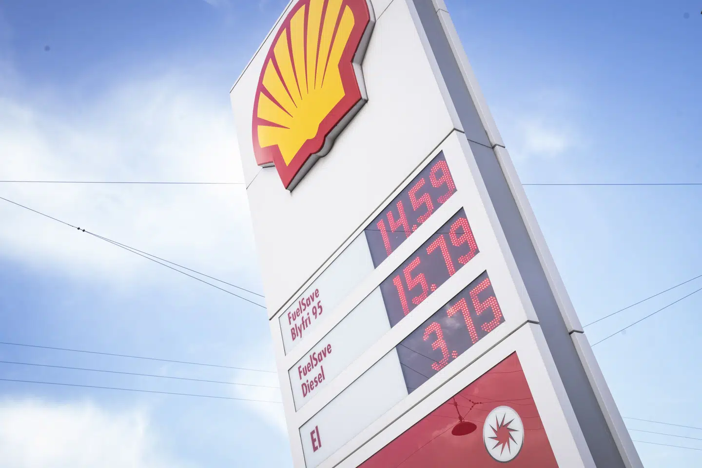 Benzinpriser på tankstation ved Vibenshus Runddel i København mandag den 9. marts 2026. De danske benzinpriser er steget cirka en krone over de sidste ti dage. Olieprisen rammer højeste niveau siden Ruslands invasion af Ukraine.