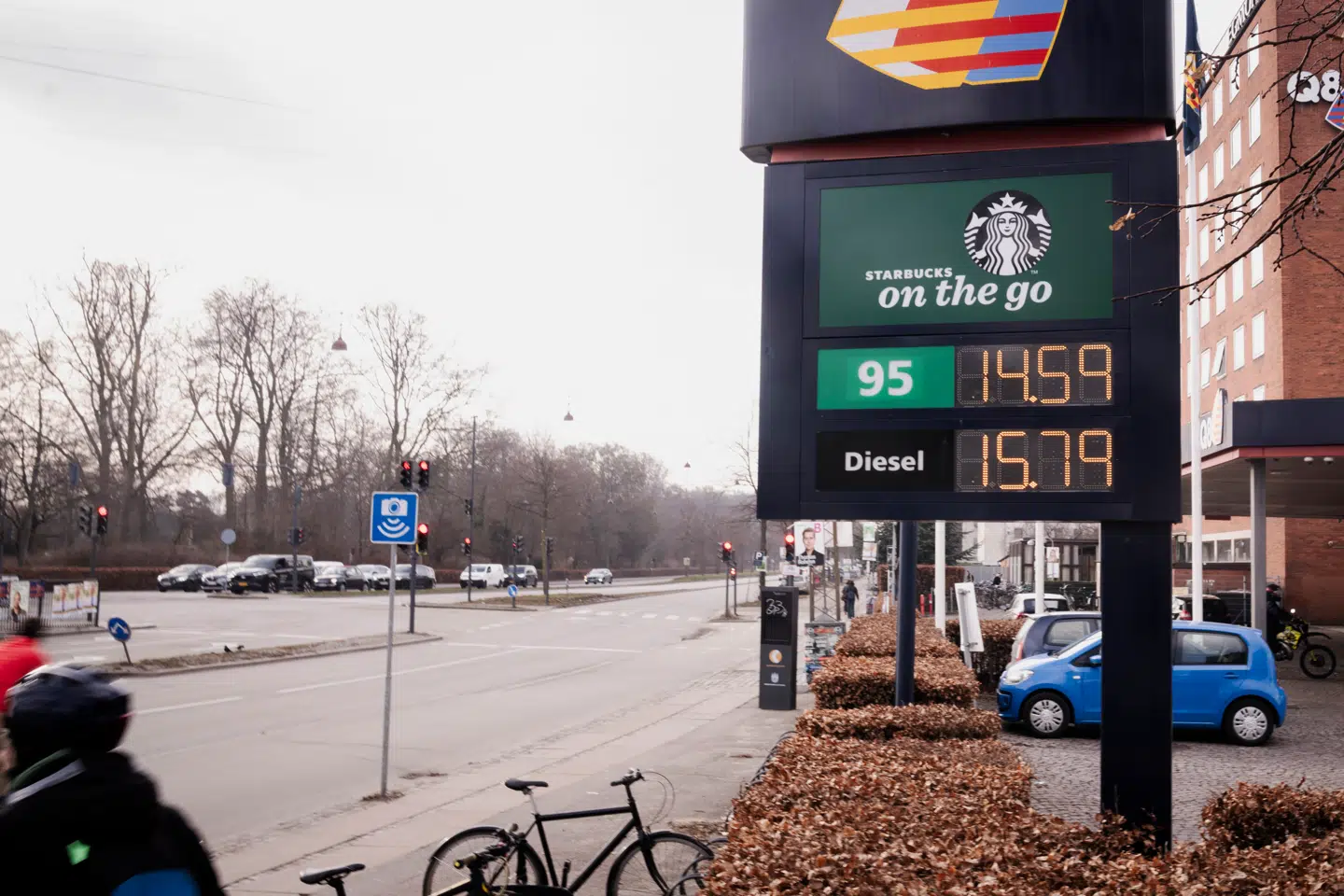 Benzinpriser på Q8 tankstation i København mandag den 9. marts 2026. De danske benzinpriser er steget cirka en krone over de sidste ti dage. Olieprisen rammer højeste niveau siden Ruslands invasion af Ukraine.