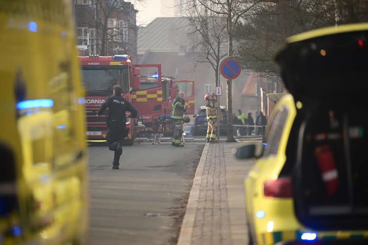 Fire beboere og to brandfolk er blevet kørt til sygehuse til observation for mulig røgforgiftning efter en bygningsbrand på Tordenskjoldsgade i Horsens mandag.