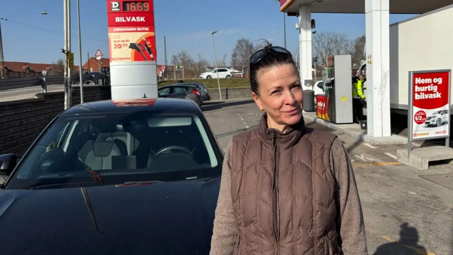 Her ses Cecilie Birch ved siden af sin bil på Circle K i Valby.