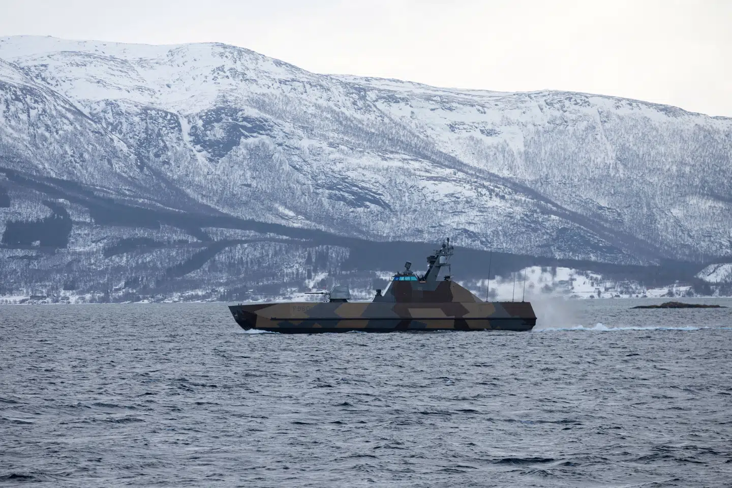 En norsk korvet, som deltager i øvelsen "Cold Response", sejler i havet ud for byen Harstad i det nordlige Norge.