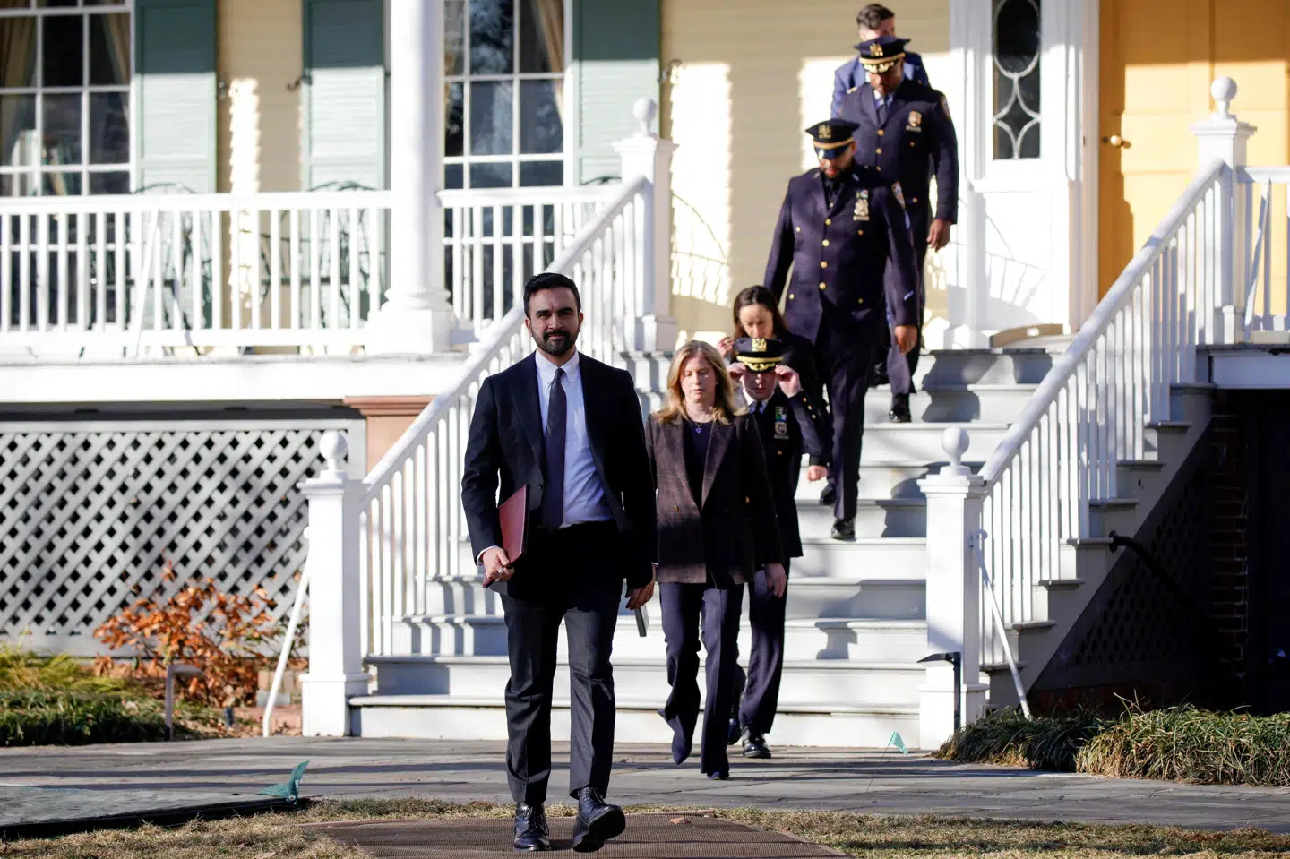 New York Citys borgmester, Zohran Mamdani, ankommer til pressemøde ved sin embedsbolig, som der i weekenden blev kastet improviserede sprængladninger i nærheden af.