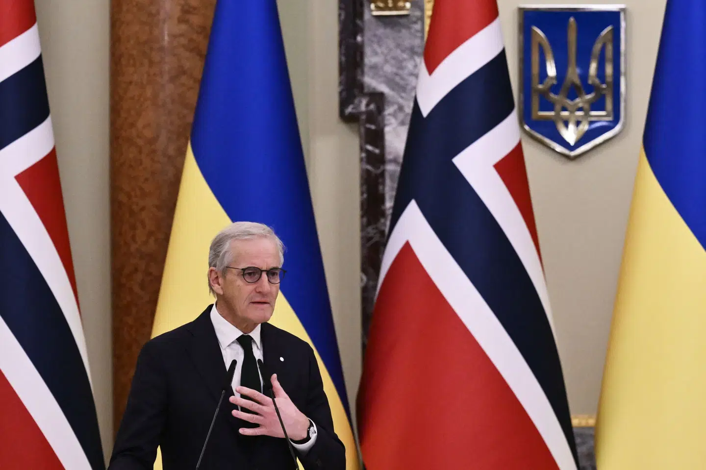 Norges statsminister, Jonas Gahr Støre, taler 25. februar i Kyiv i forbindelse med et besøg i Ukraine. På søndag har han inviteret sine nordiske kolleger til Oslo. (Arkivfoto).