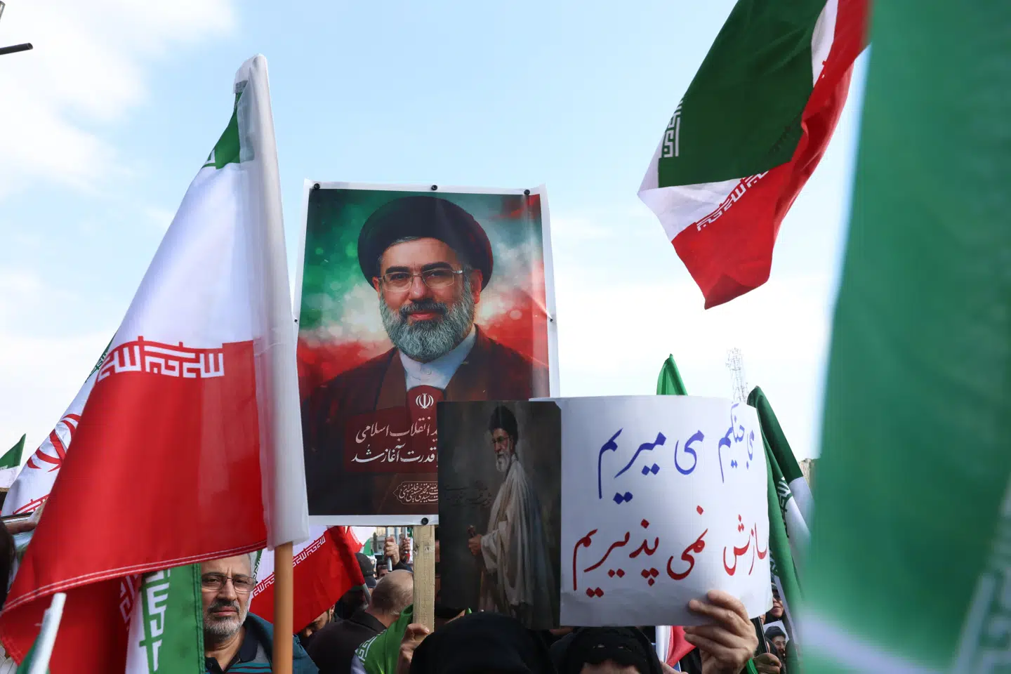 Præstestyret har udnævnt den dræbte Ali Khameneis søn, Mojtaba Khamenei, til at efterfølge sin far. Det ser eksperter som et tegn på, at styret vil fortsætte sin uforsonlige linje.