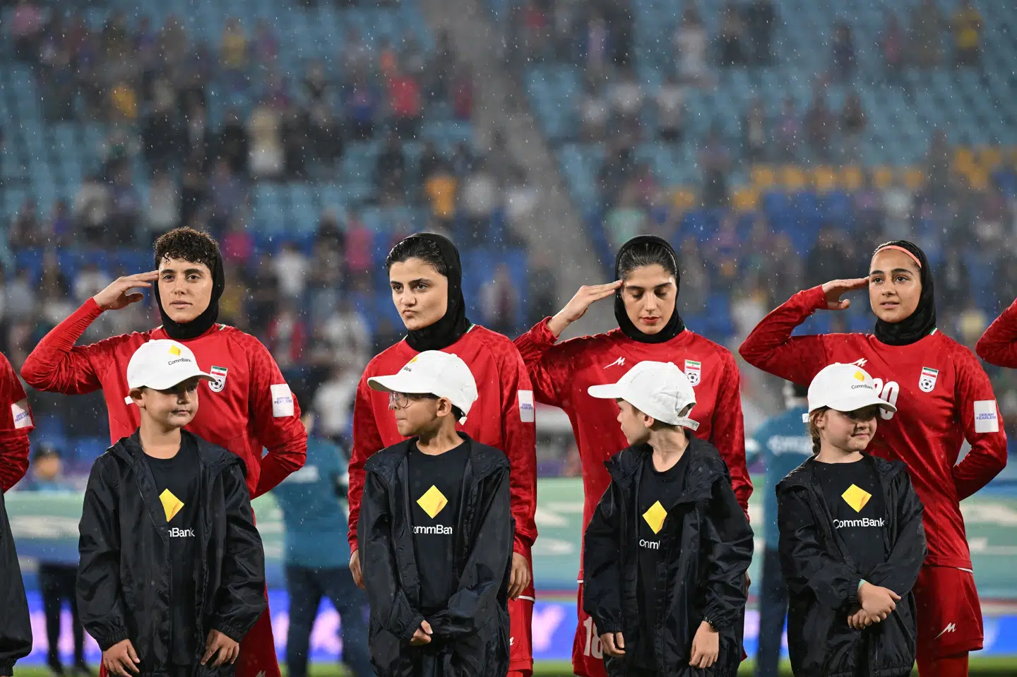 Irans kvindelandshold under nationalmelodien før holdets sidste kamp mod Filippinerne ved Asian Cup. (Arkivfoto).