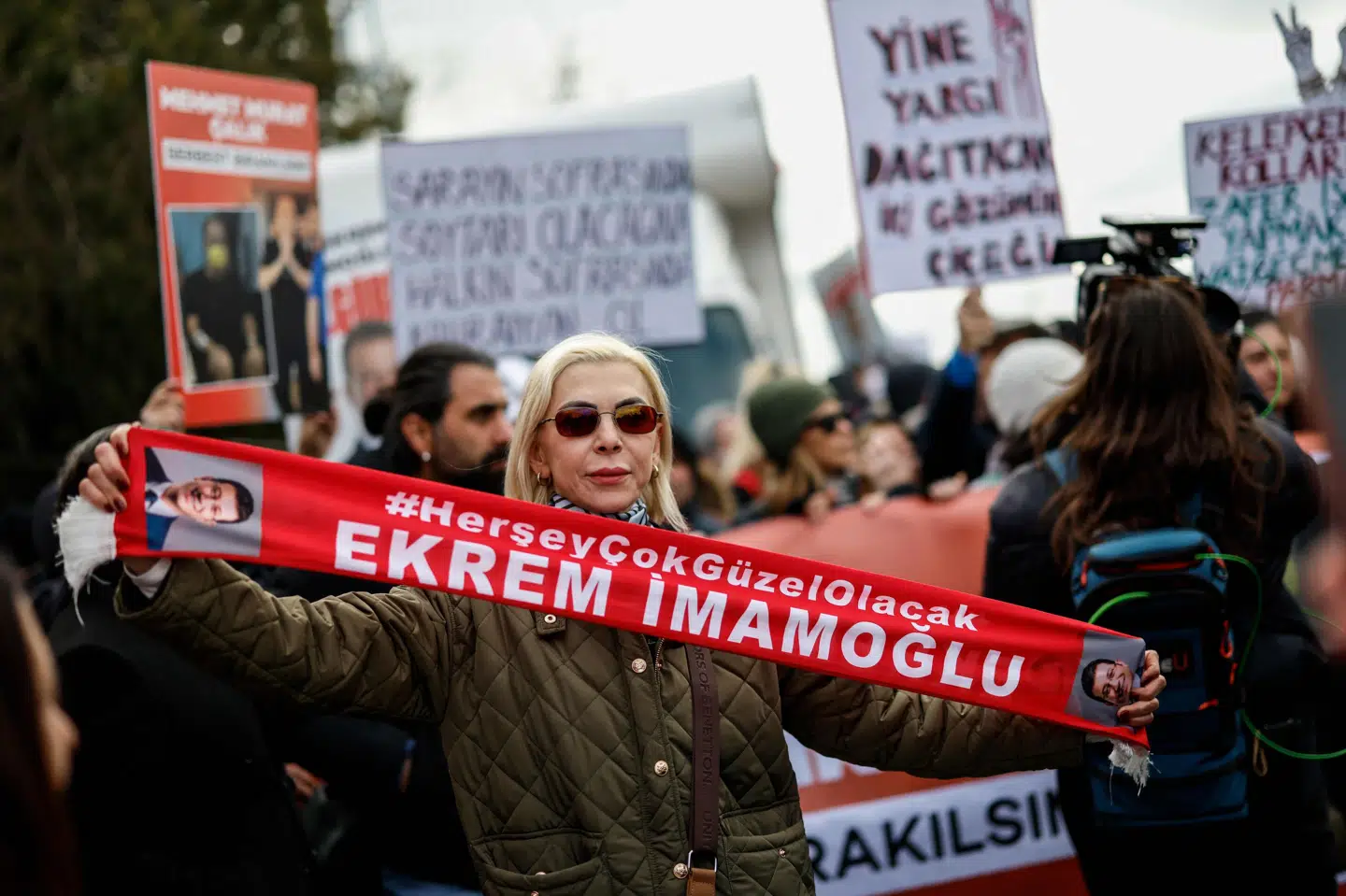 Støtter af Ekrem Imamoglu står i nærheden af et fængsel- og domstolskompleks i Istanbul, hvor en retssag mod den tyrkiske oppositionspolitiker mandag er begyndt.