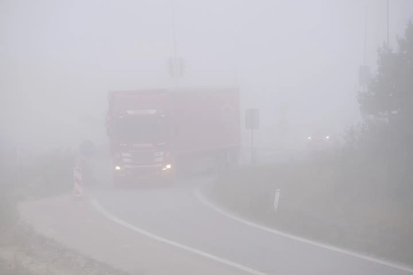 Trafikken kan blive plaget mandag aften og tirsdag formiddag, når tæt tåge ventes at sænke sig over Danmark. (Arkivfoto).