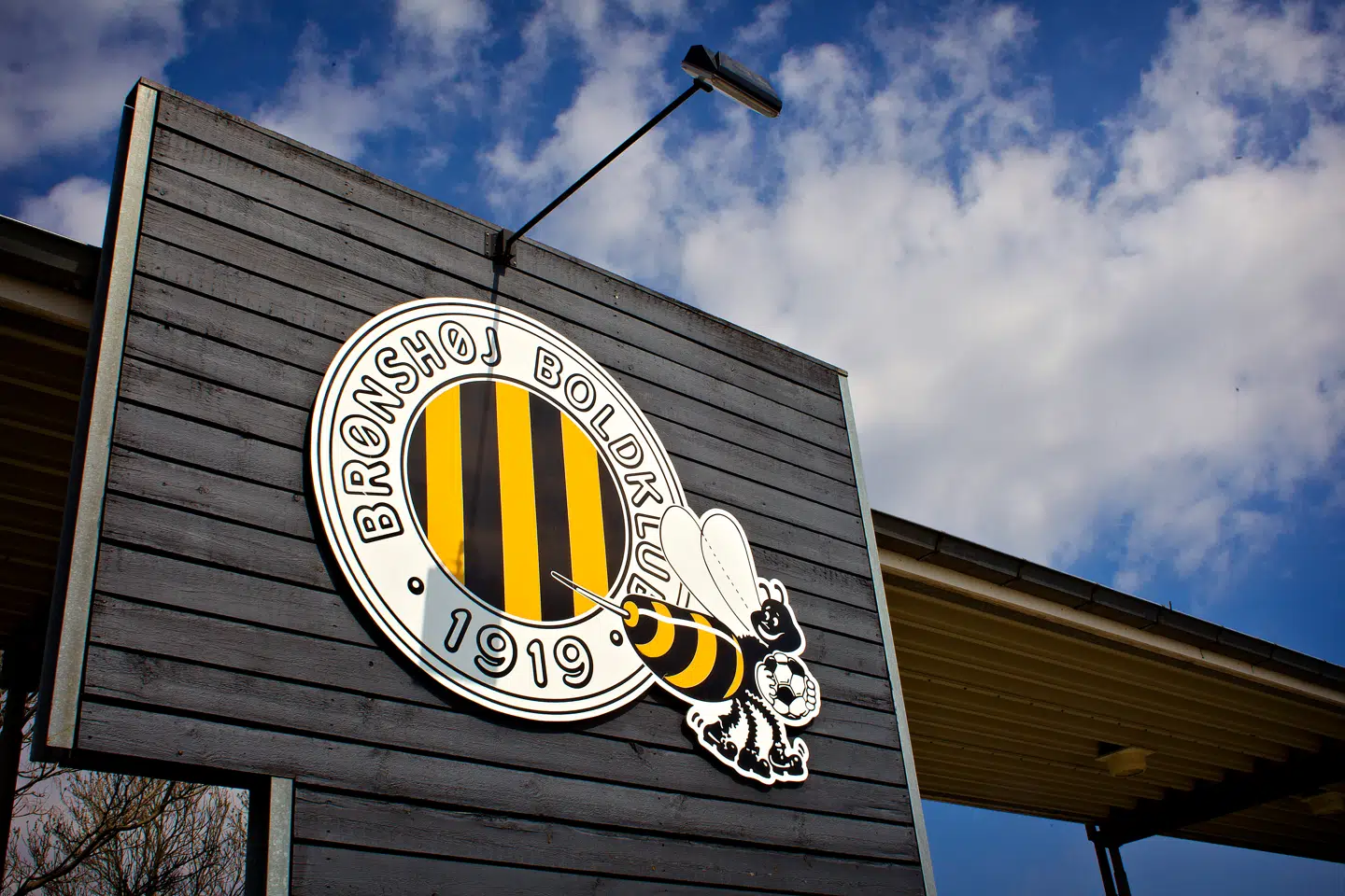 Brønshøj Boldklub ligger i københavnske Tingbjerg, og nu har hvepsene fra Brønshøj fået en kendis i ejerkredsen.