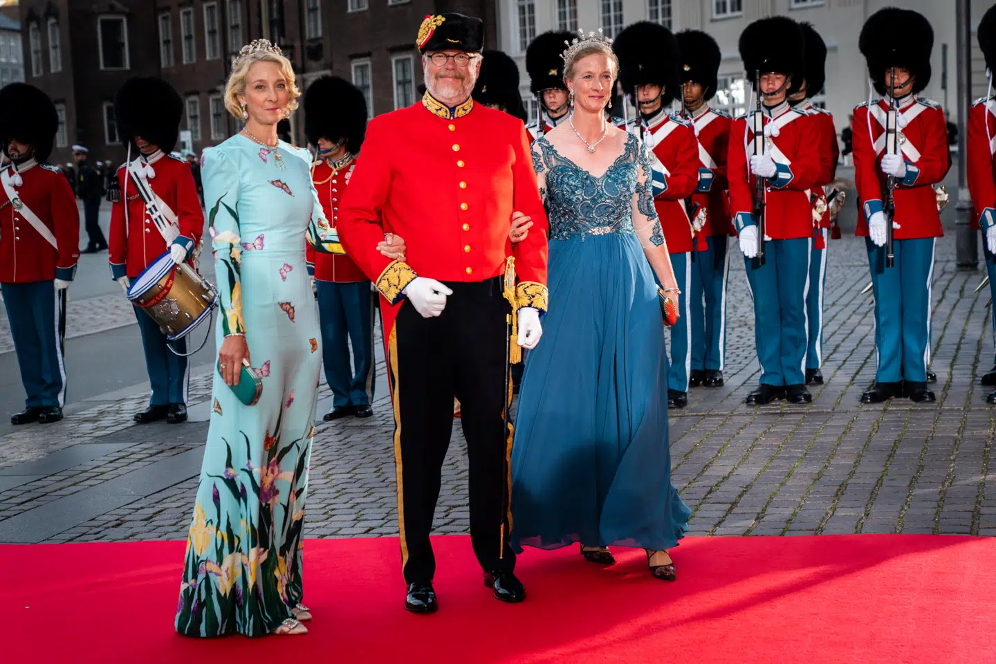 Prinsesse Benedikte har tre børn. Her ses døtrene, prinsesse Alexandra med sin mand grev Michael Ahlefeldt-Laurvig-Bille, samt prinsesse Nathalie af Berleburg, ved ankomsten til fejringen af dronning Margrethes 50 års regentjubilæum i Det Kongelige Teater.
