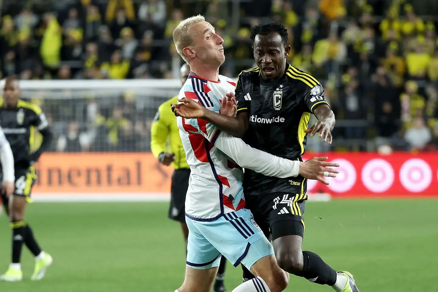 Yaw Yeboah (til højre) i aktion for MLS-klubben Columbus Crew. Yeboah er idømt livstidskarantæne i den amerikanske liga. (Arkivfoto).