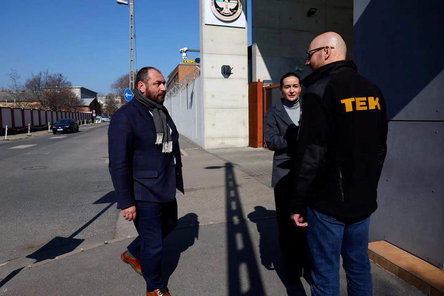 Ukraines ambassadør i Ungarn ankommer til hovedkvarteret for det ungarske antiterrorcenter, som samarbejdede med skattemyndigheder om beslaglæggelser og anholdelser. (Arkivfoto).