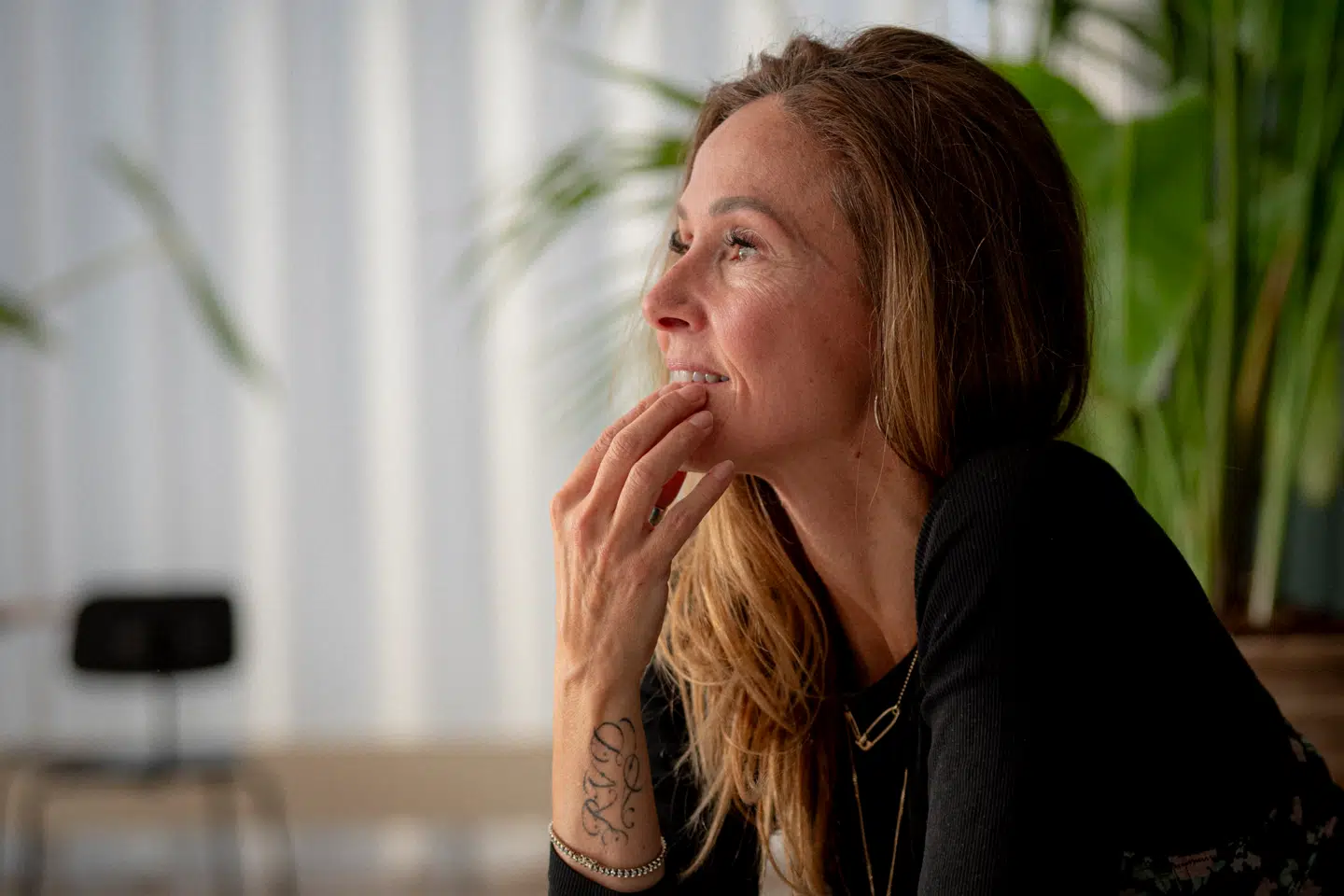 Sarah Zobel deltog sidste år i TV 2-selvopdagelsesprogrammet 'Shaolin', og så arbejder hun til daglig som psykolog kropsterapeut. Hun har tidligere været model og er desuden datter af erhvervslederne, rigmandsparret Peter Zobel og Rigmor Zobel.