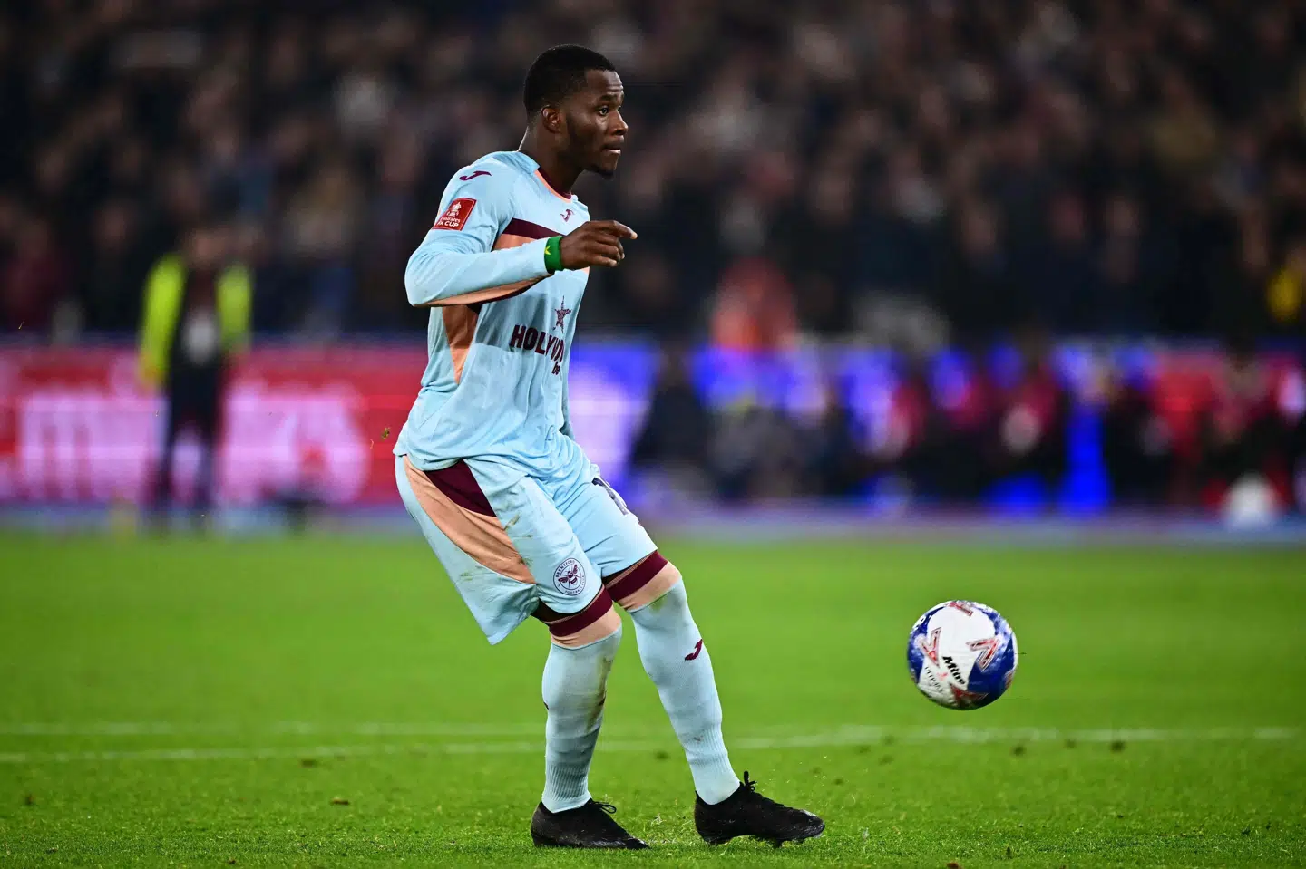 Brentfords Dango Ouattara brænder sit forsøg i straffesparkskonkurrencen mod West Ham.