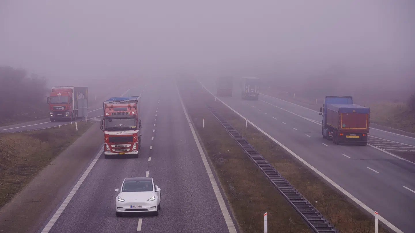 Tåge og dis vil præge hele landet fra morgen til formiddag tirsdag, mens de fleste danskere derefter bliver budt på kulde og regn.