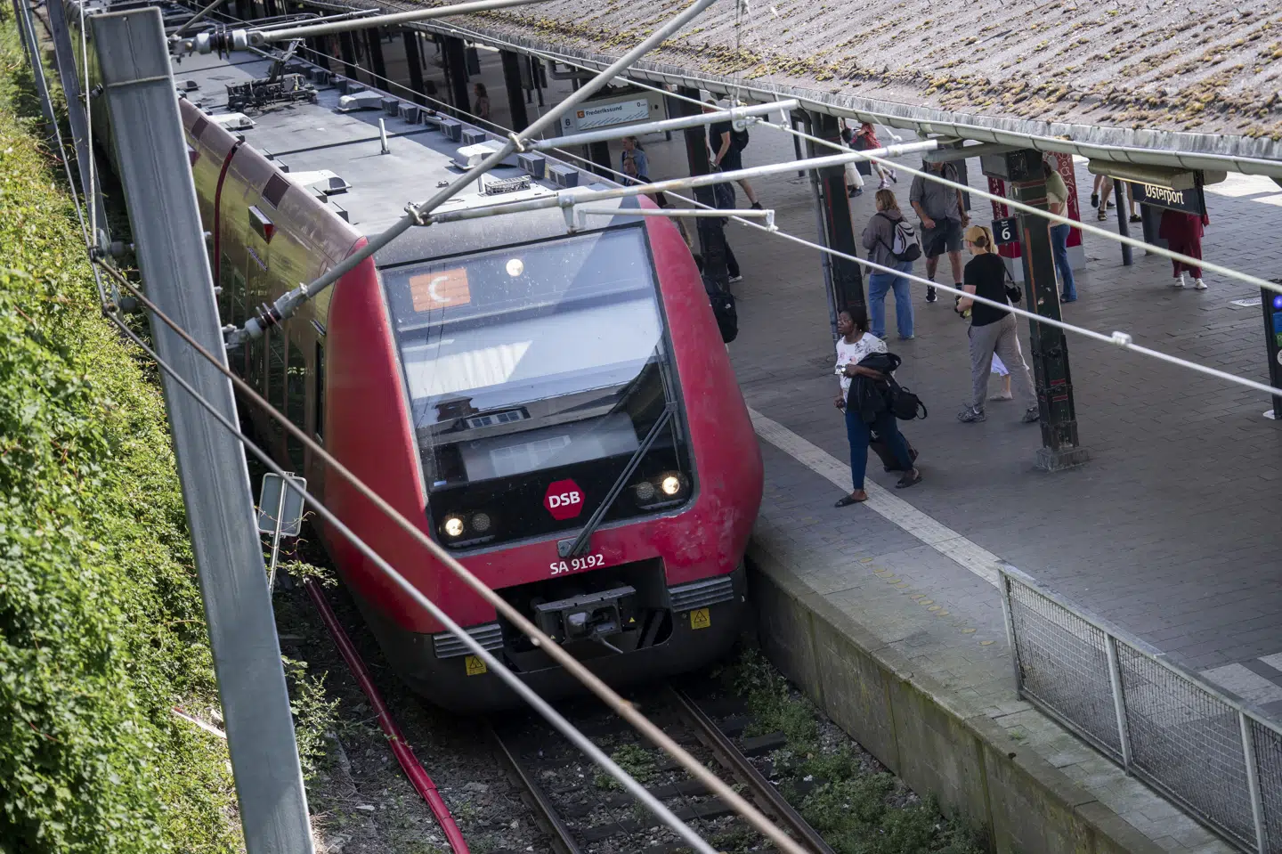 DSB udbetalte sidste år 64,7 millioner kroner i kompensation for forsinkede og aflyste tog. Problemerne er fortsat ind i 2026. Alene i januar udbetalte DSB 11,9 millioner kroner i kompensation, hvilket er rekord for en måned. (Arkivfoto).