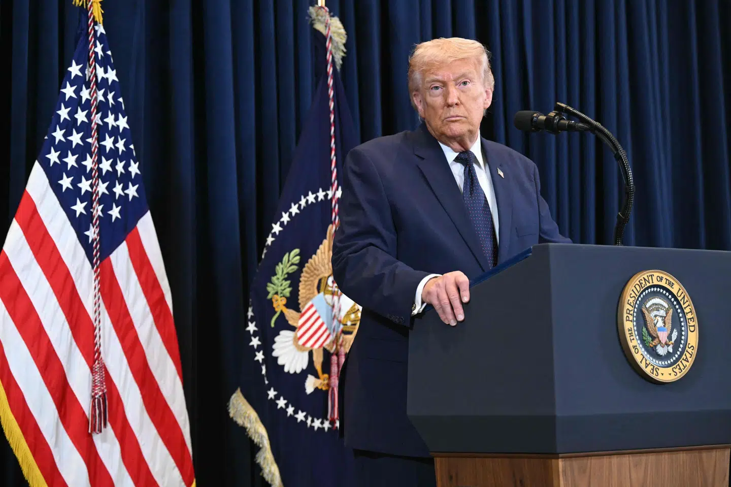 USA's præsident, Donald Trump, vil forsøge at dæmpe priserne på olie, siger han under et pressemøde i Florida mandag aften lokal tid.