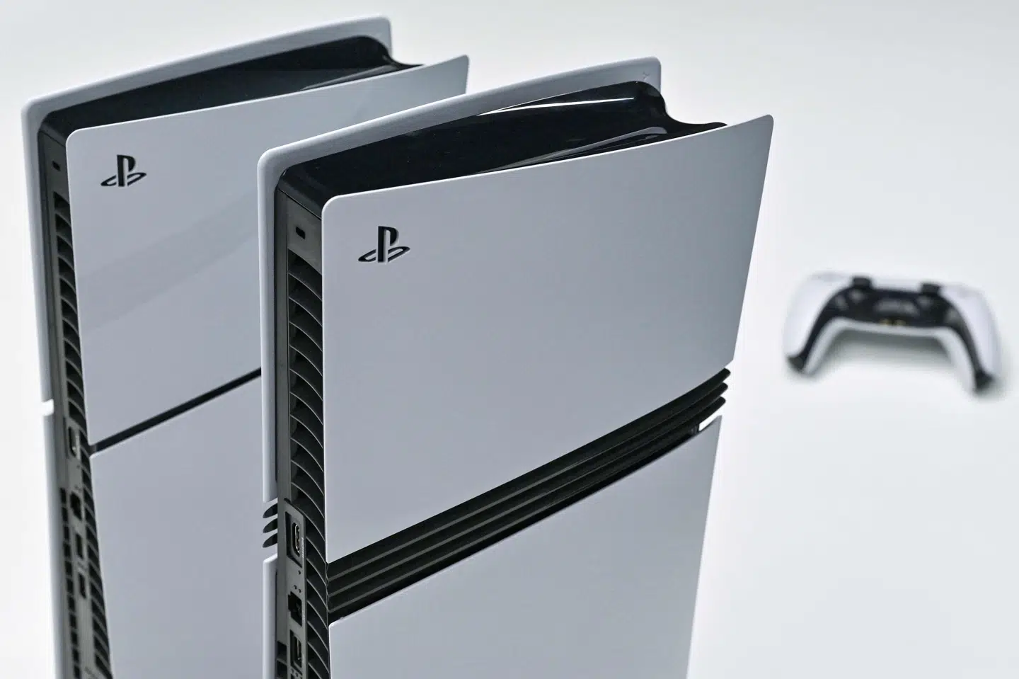 På billedet ses en PlayStation 5 og en PlayStation 5 Pro - begge fra den japanske underholdningsgigant Sony. (Arkivfoto).