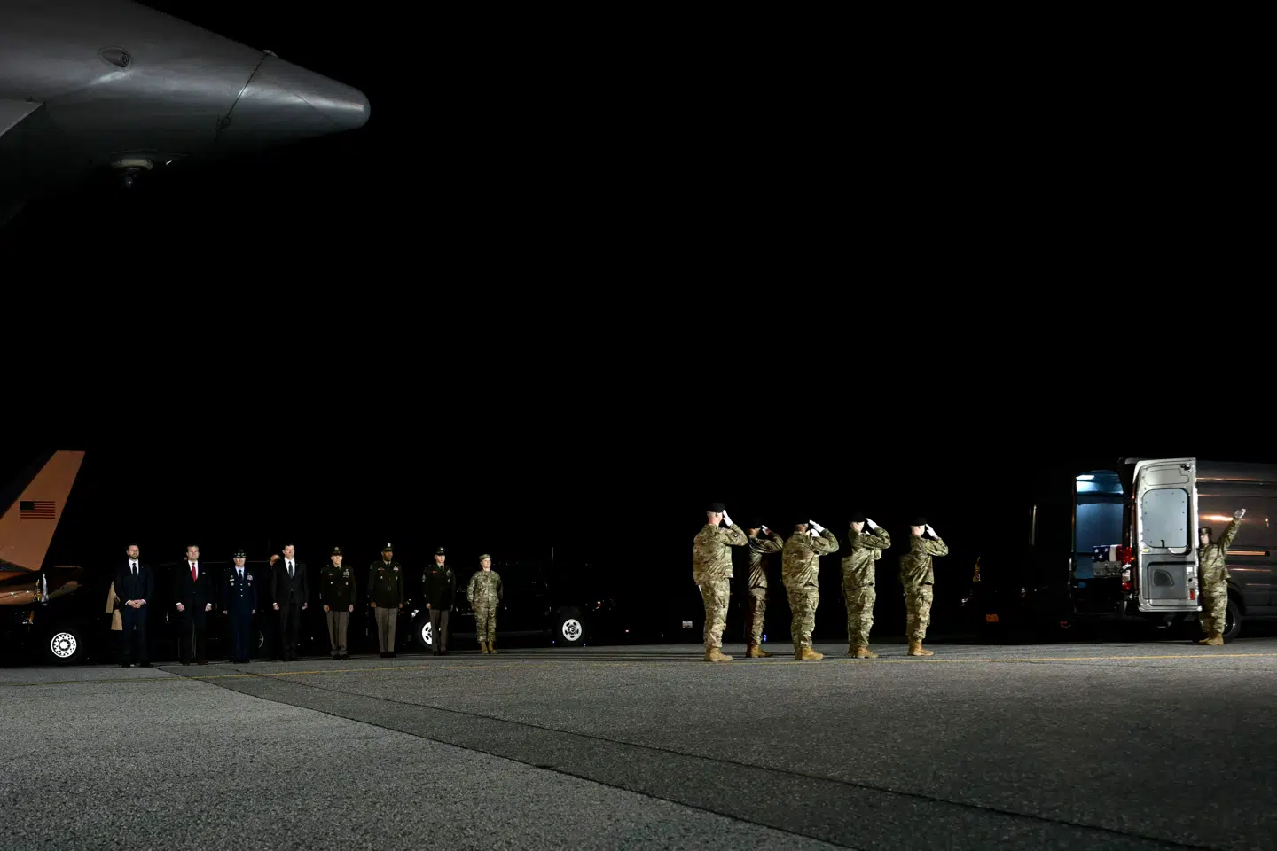 Vicepræsident J.D. Vance, forsvarsminister Pete Hegseth og andre højtstående folk fra det amerikanske forsvar tog imod kisten af en amerikansk sergent, der blev døde efter at være blevet såret af et iransk angreb mod en amerikansk base i Saudi-Arabien.