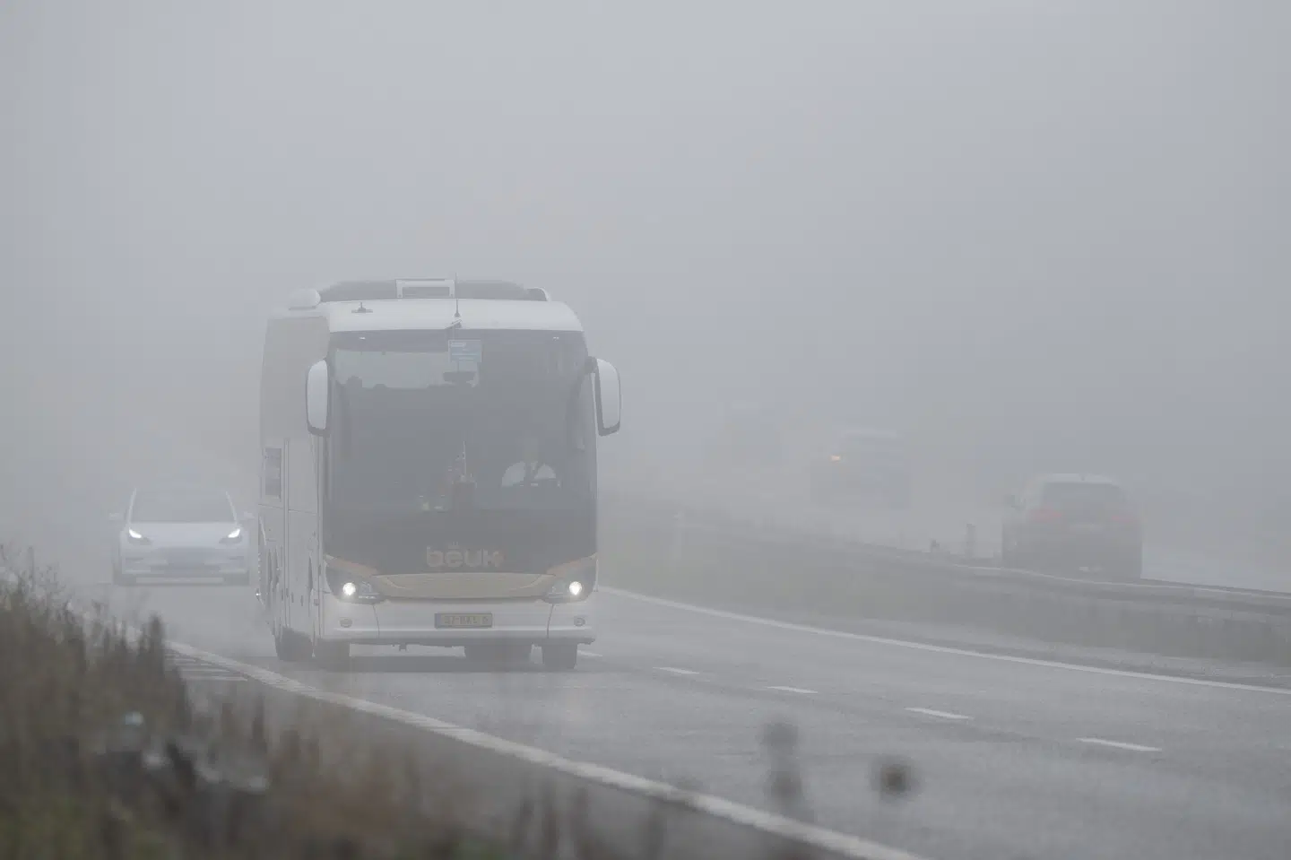 Morgentrafikken glider gennem tæt tåge omkring Randers tirsdag den 17. september 2024.