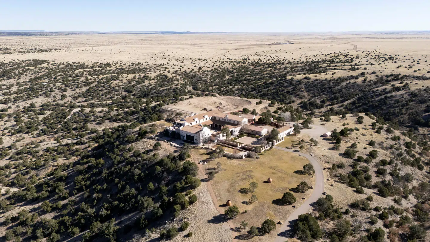 Et dronefoto af Zorro Ranch, der tidligere blev ejet af Jeffrey Epstein. Ranchen, der ligger tæt på Stanley, i New Mexico, bliver nu ransaget.